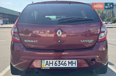 Хэтчбек Renault Sandero 2011 в 