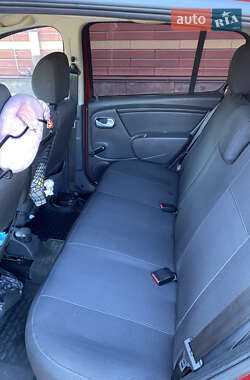 Хэтчбек Renault Sandero 2012 в 