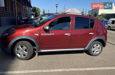 Хэтчбек Renault Sandero 2012 в 