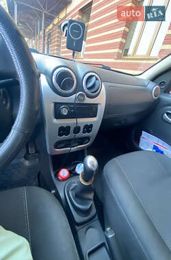 Хэтчбек Renault Sandero 2012 в 