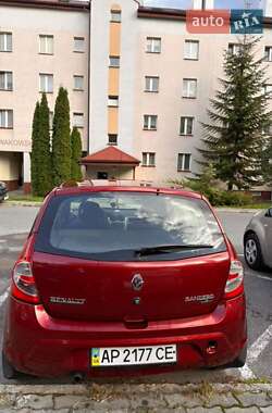 Хэтчбек Renault Sandero 2011 в 