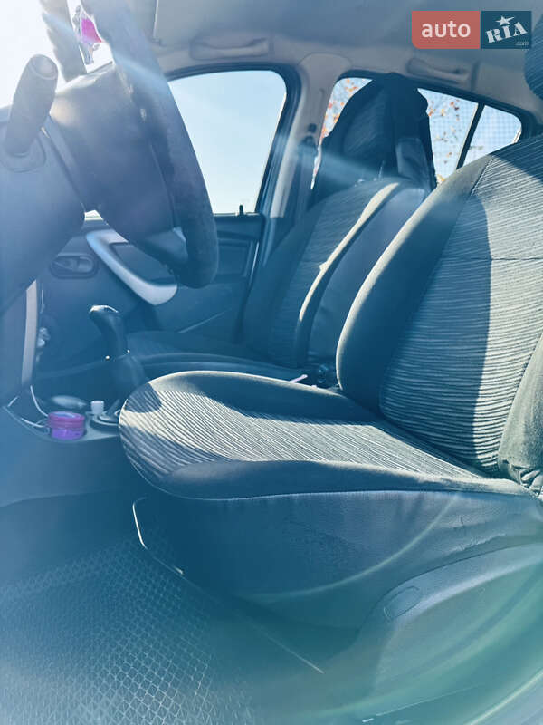 Хэтчбек Renault Sandero 2011 в Мукачево фото 16 Хэтчбек Renault Sandero 2011 в Мукачево