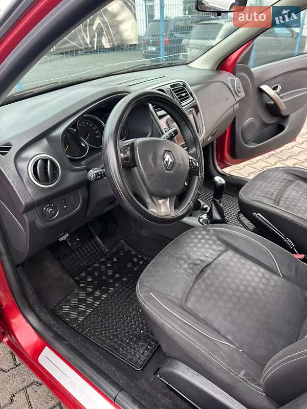 Хэтчбек Renault Sandero 2013 в Смыге