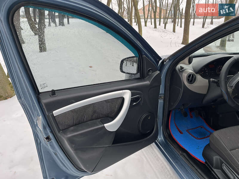 Хэтчбек Renault Sandero 2011 в Хотине