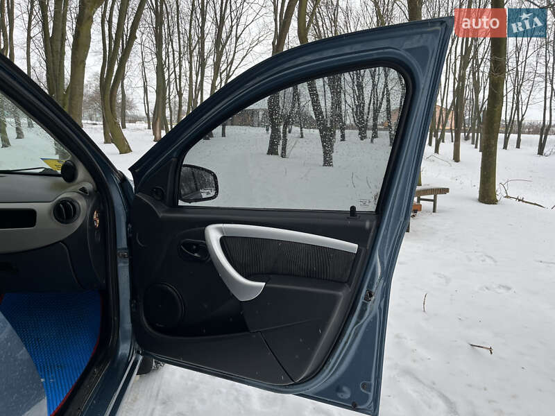 Хэтчбек Renault Sandero 2011 в Хотине