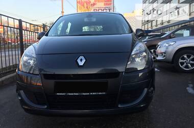 Хэтчбек Renault Scenic 2010 в 