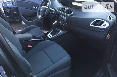 Хэтчбек Renault Scenic 2010 в 