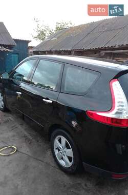 Минивэн Renault Scenic 2011 в 