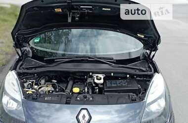 Минивэн Renault Scenic 2010 в 