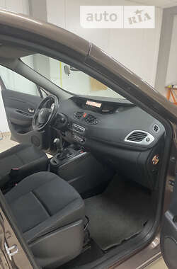 Минивэн Renault Scenic 2010 в 