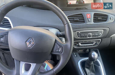 Минивэн Renault Scenic 2011 в 