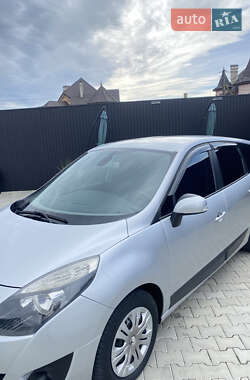 Минивэн Renault Scenic 2010 в 