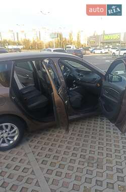 Минивэн Renault Scenic 2014 в 