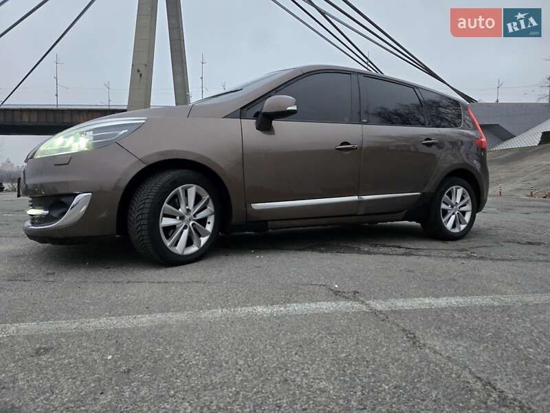 Минивэн Renault Scenic 2012 в 