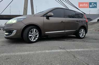 Минивэн Renault Scenic 2012 в 