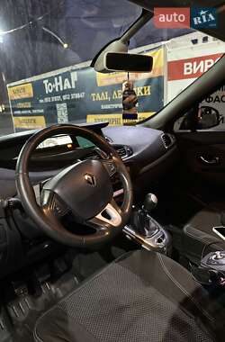 Минивэн Renault Scenic 2011 в 