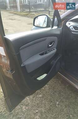 Минивэн Renault Scenic 2011 в 