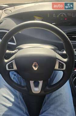 Минивэн Renault Scenic 2012 в 