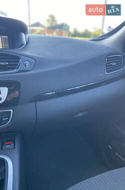 Минивэн Renault Scenic 2012 в 