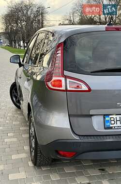 Минивэн Renault Scenic 2011 в 