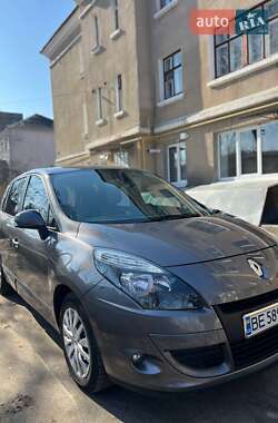 Минивэн Renault Scenic 2011 в 