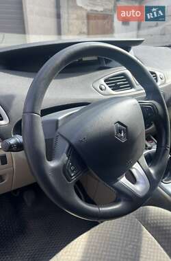 Минивэн Renault Scenic 2011 в 