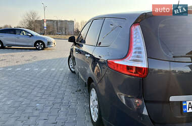 Минивэн Renault Scenic 2011 в 