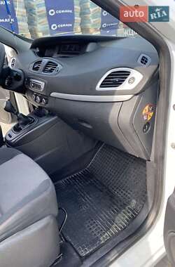 Минивэн Renault Scenic 2015 в 