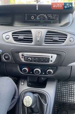 Минивэн Renault Scenic 2015 в 