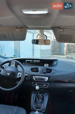 Минивэн Renault Scenic 2012 в 