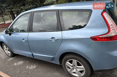 Минивэн Renault Scenic 2011 в 