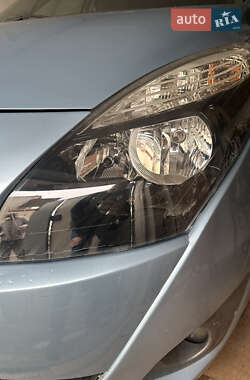 Минивэн Renault Scenic 2011 в 