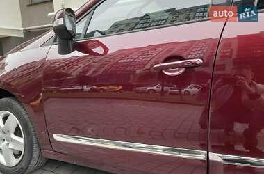 Минивэн Renault Scenic 2015 в 