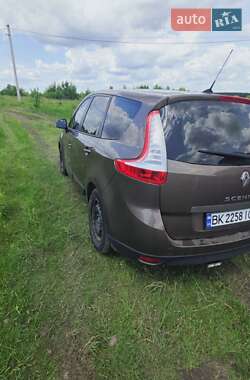 Минивэн Renault Scenic 2011 в 