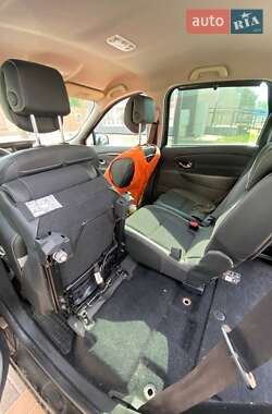 Минивэн Renault Scenic 2011 в 