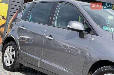 Минивэн Renault Scenic 2011 в 
