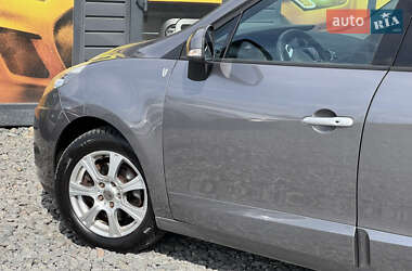 Минивэн Renault Scenic 2011 в 