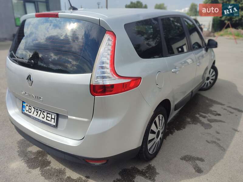 Минивэн Renault Scenic 2010 в 