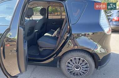 Минивэн Renault Scenic 2012 в 