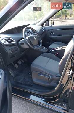 Минивэн Renault Scenic 2012 в 
