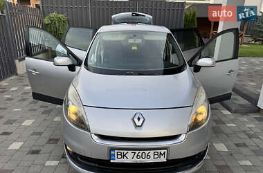 Минивэн Renault Scenic 2012 в 