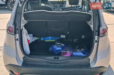 Минивэн Renault Scenic 2012 в 