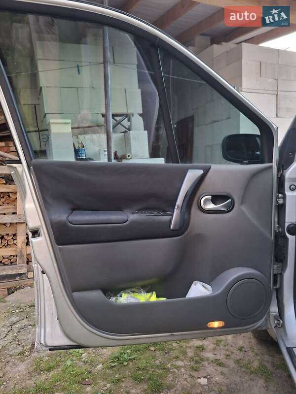Минивэн Renault Scenic 2005 в Скнилове