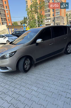 Минивэн Renault Scenic 2012 в 