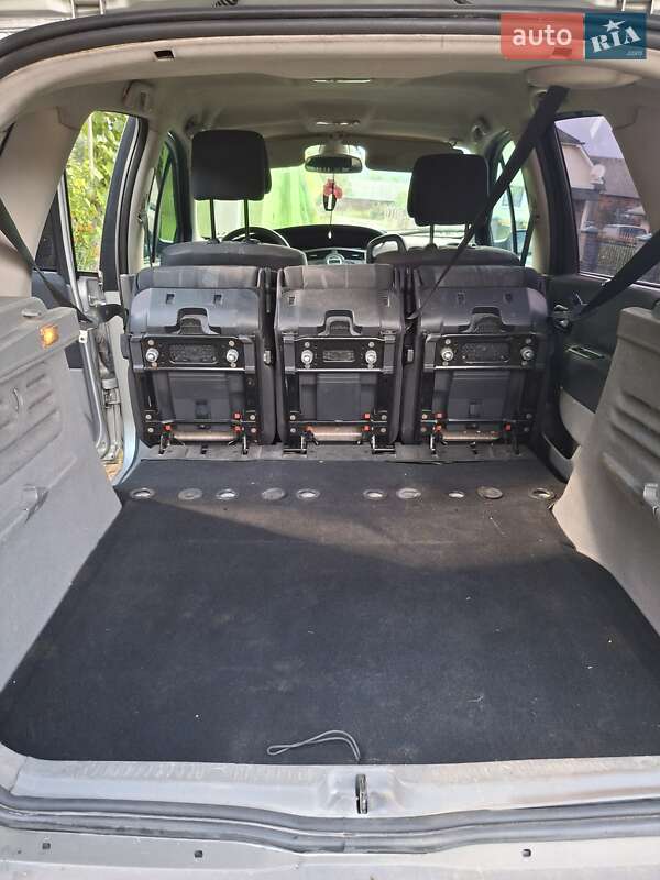Минивэн Renault Scenic 2005 в Скнилове