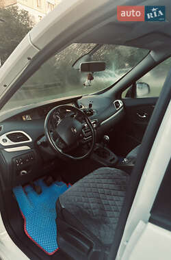 Минивэн Renault Scenic 2013 в 