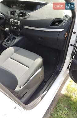 Минивэн Renault Scenic 2012 в 