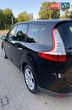 Минивэн Renault Scenic 2011 в 