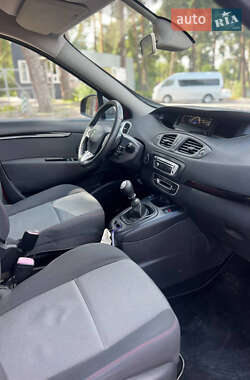Минивэн Renault Scenic 2013 в 