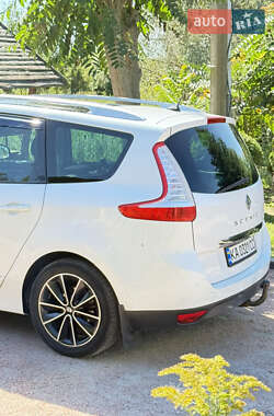 Минивэн Renault Scenic 2012 в 